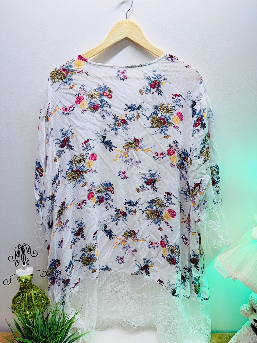 White Beach Cover Up Floral Lace Trim Kimono Style Light Weight Beach Wear 🏖️ - Picture 5 of 5